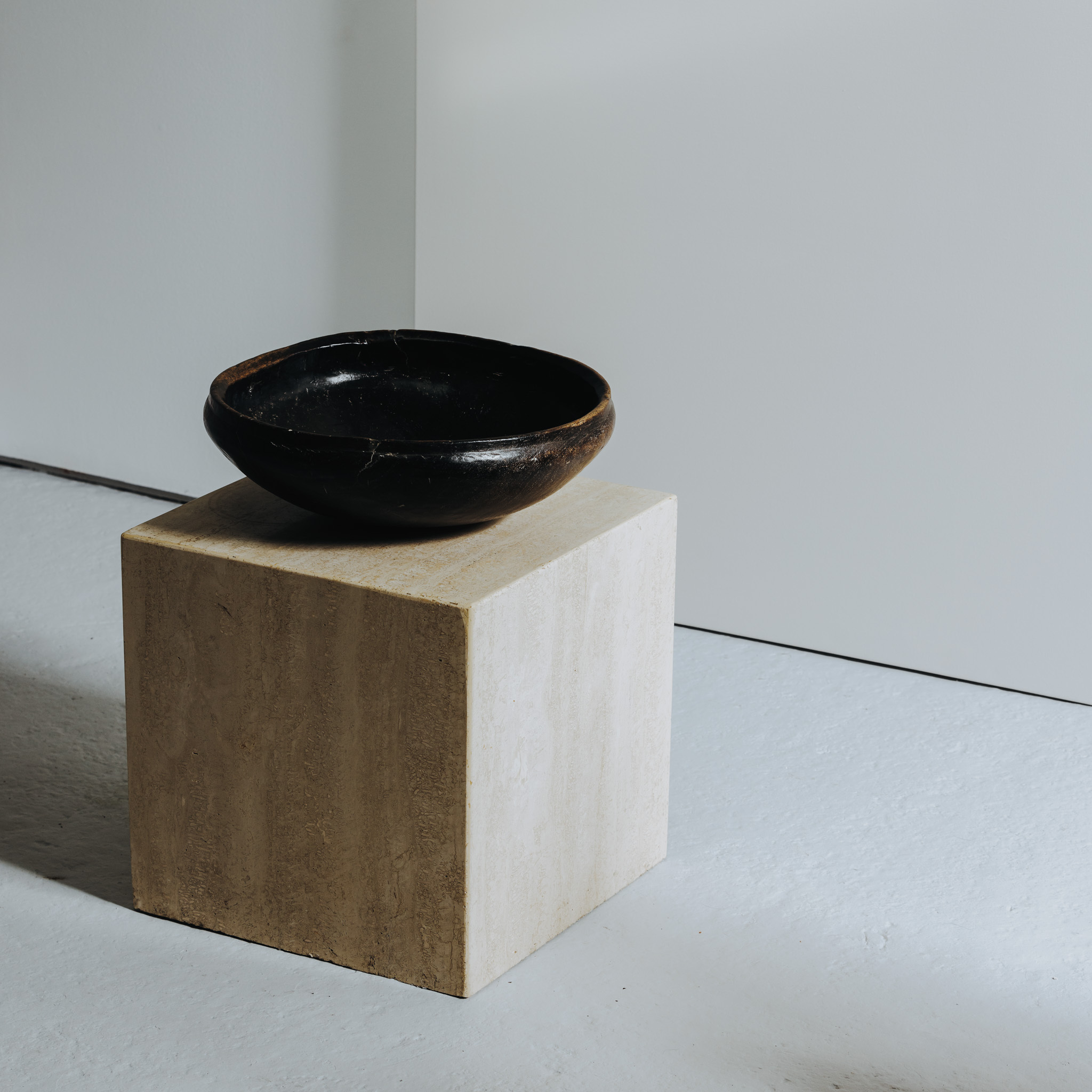 Materiem objects travertine cube detail web 1